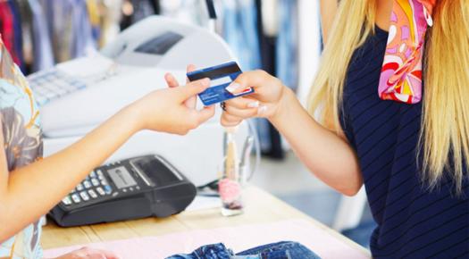 Mujer paga con tarjeta de crédito 