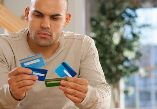 Hombre con varias tarjetas de crédito
